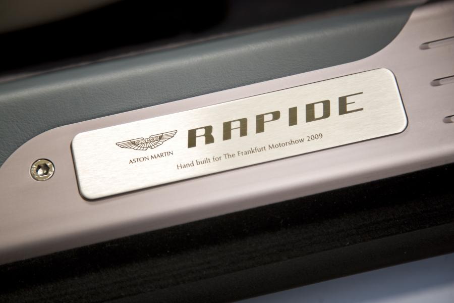 Логотип Aston Martin Rapide 2010 года  (фото 132 из 190)